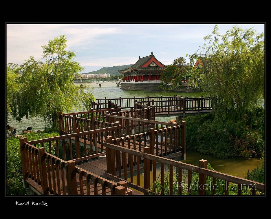 kaohsiung-lotus-lake.jpg